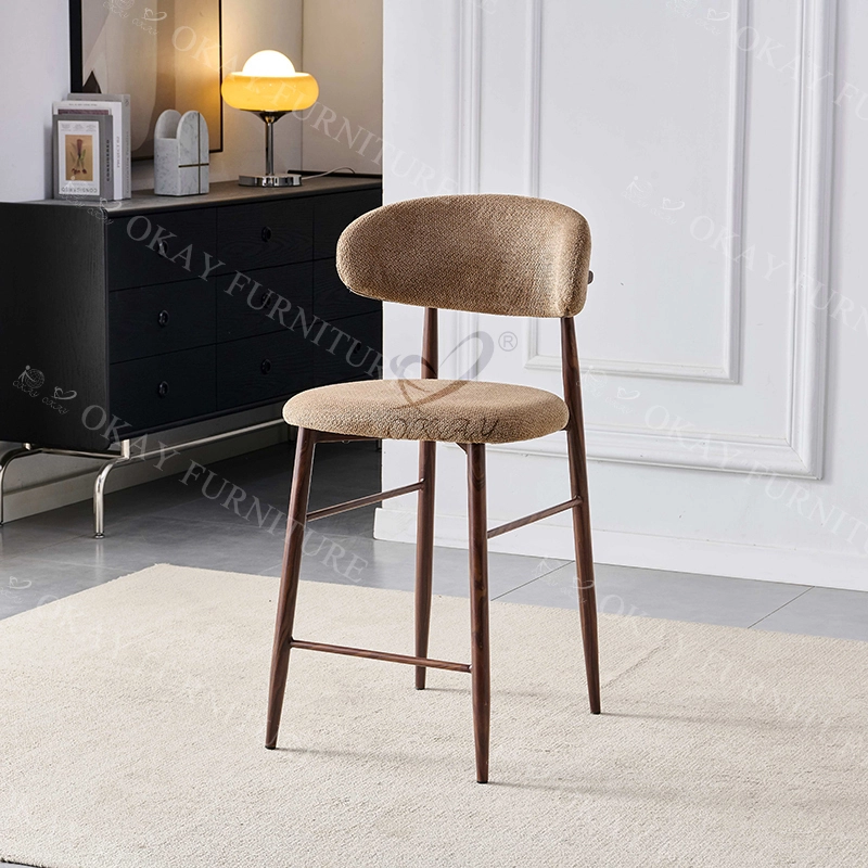 Tabouret de bar en tissu à dossier semi-circulaire, style moderne du milieu du siècle – une pièce rétro-minimaliste exclusivement destinée aux îlots de cuisine. 1