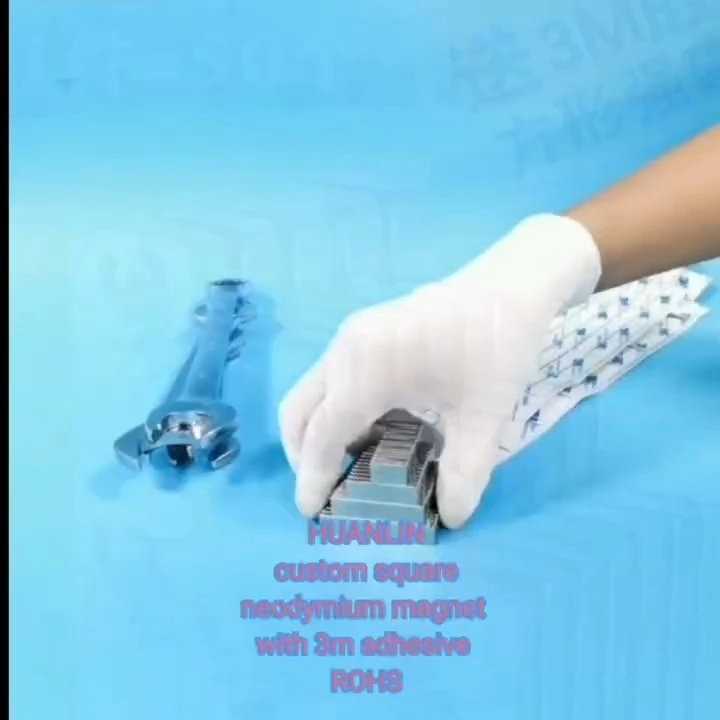 Potente imán NdFeB con respaldo de 3M que fija una etiqueta liviana en un estante de metal