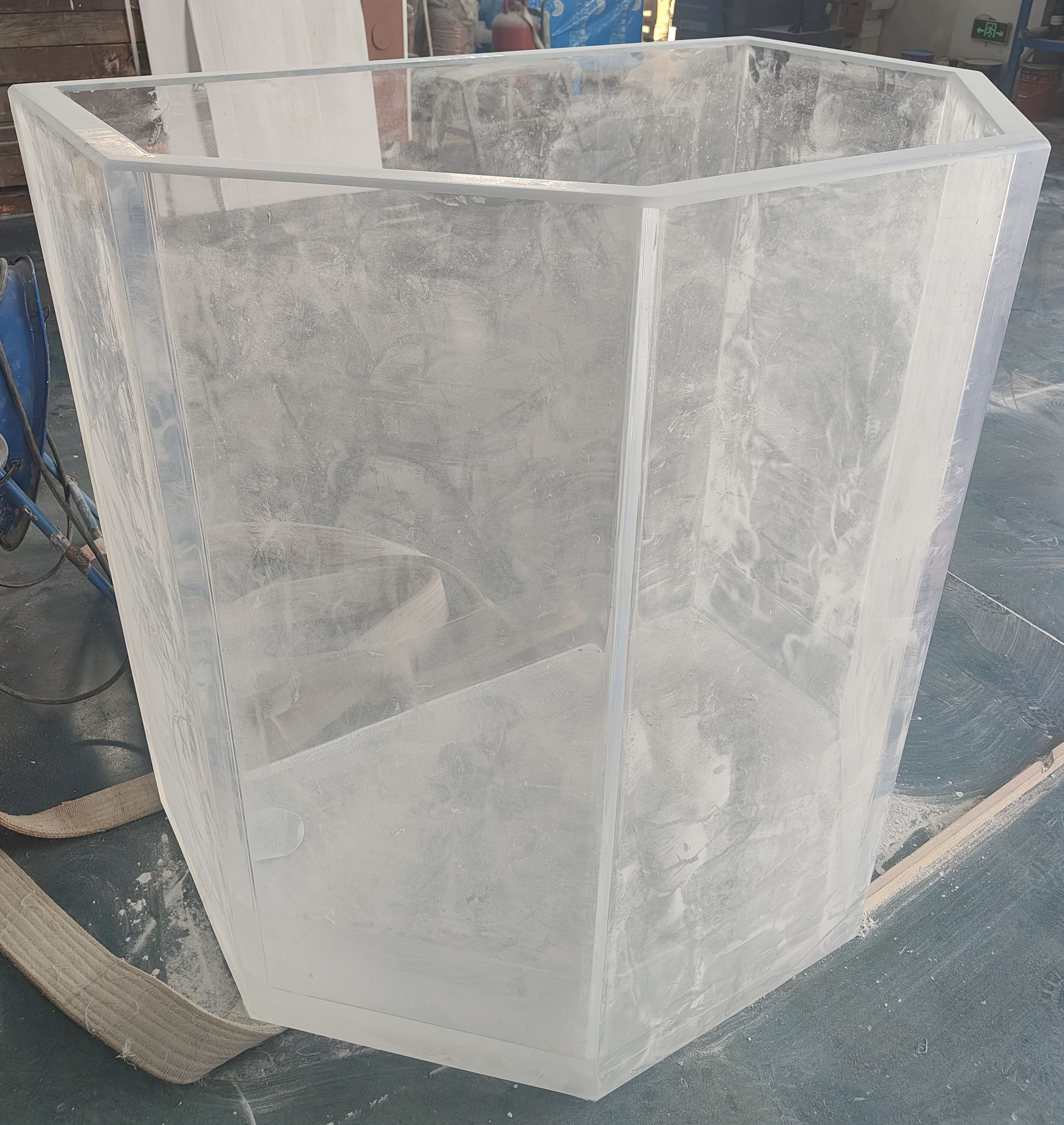 2025 Customized shape acrylic fish tank 4