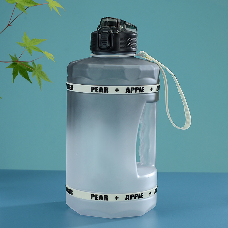 Garrafa de água esportiva grande de 2200ml em Tritan com anéis de silicone e cordão | Garrafa de água grande para academia e atividades ao ar livre, atacado, OEM, ODM 3