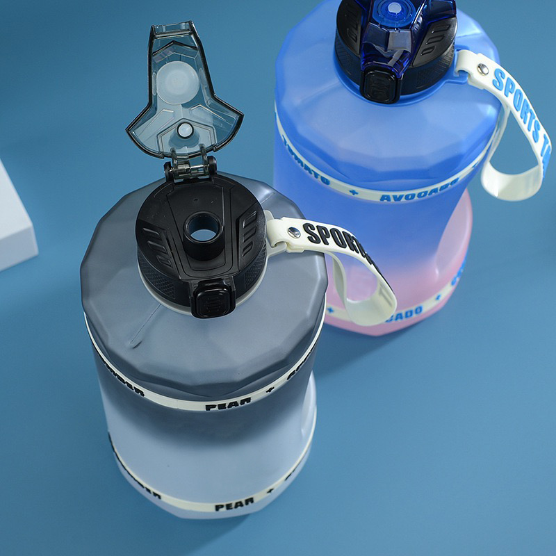 Garrafa de água esportiva grande de 2200ml em Tritan com anéis de silicone e cordão | Garrafa de água grande para academia e atividades ao ar livre, atacado, OEM, ODM 5