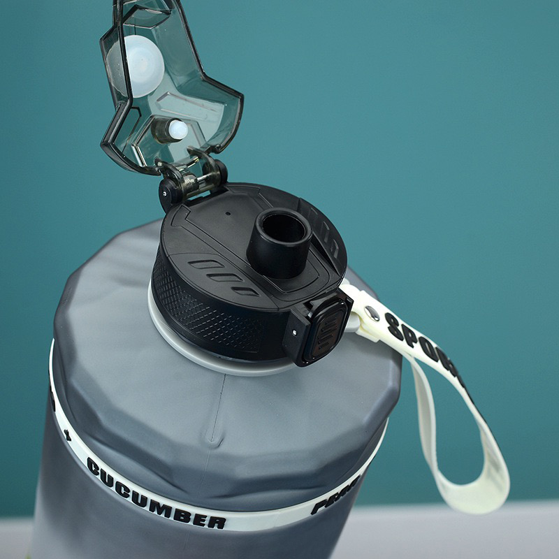 Garrafa de água esportiva grande de 2200ml em Tritan com anéis de silicone e cordão | Garrafa de água grande para academia e atividades ao ar livre, atacado, OEM, ODM 8