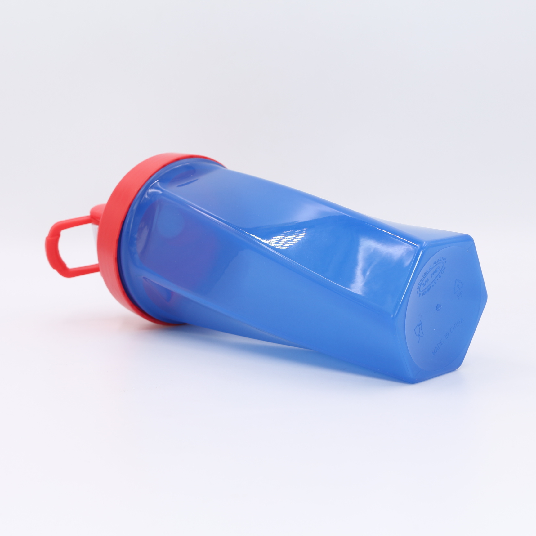 Nuovo shaker per proteine ​​geometrico da 700 ml con sfera miscelatrice in acciaio inox | Shaker personalizzato in Tritan e PP per palestra, vendita all'ingrosso 12