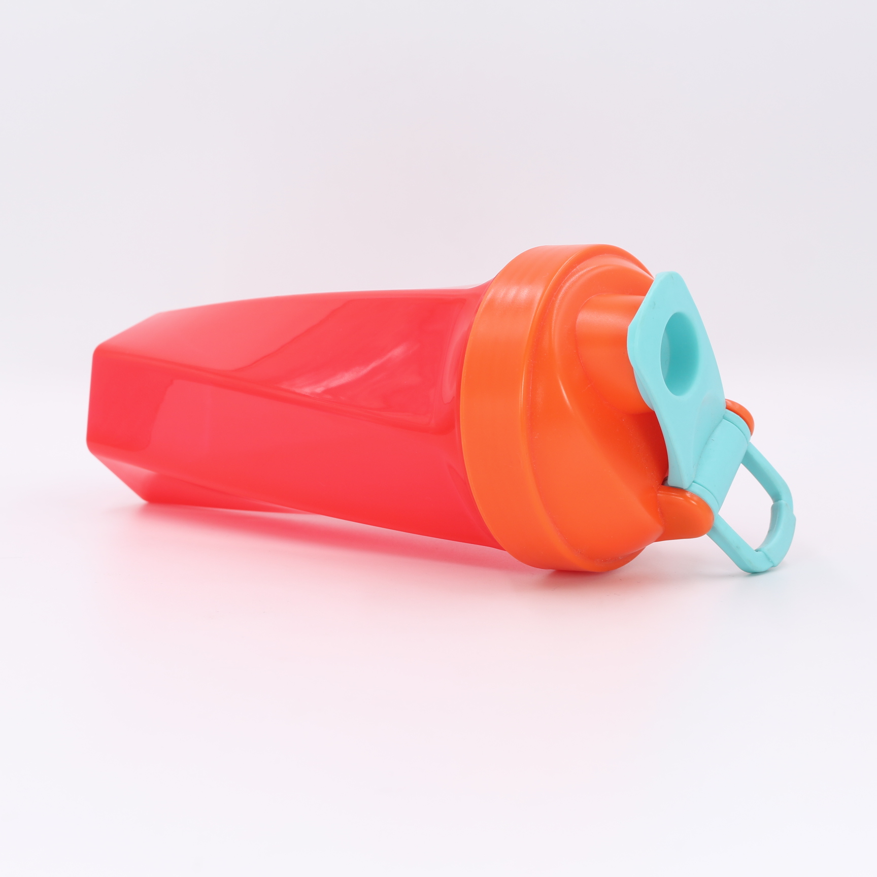 Nuovo shaker per proteine ​​geometrico da 700 ml con sfera miscelatrice in acciaio inox | Shaker personalizzato in Tritan e PP per palestra, vendita all'ingrosso 20