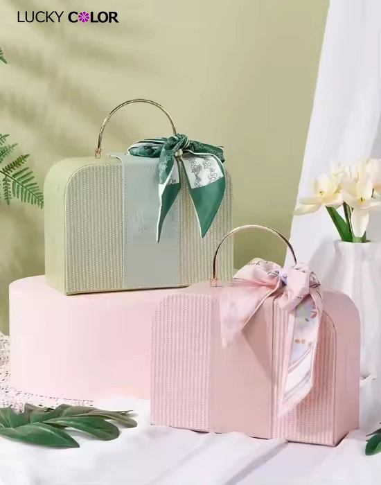 Boîte-cadeau en carton à motif vert d'herbe raciale avec Logo personnalisé, avec poignée et décor avec nœud en ruban 1