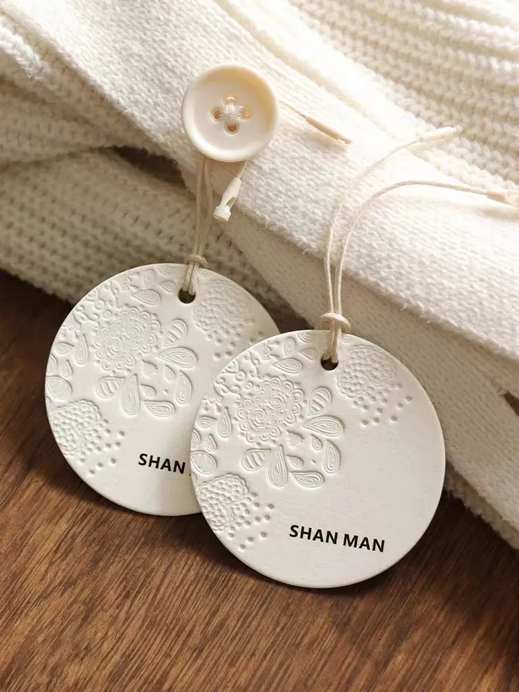 Kualitas Tinggi Harga Rendah Kustom Merek Mewah Percetakan Logo Hang Tag Dengan Tali Untuk Label Hangtag Pakaian Pakaian Ramah Lingkungan 1