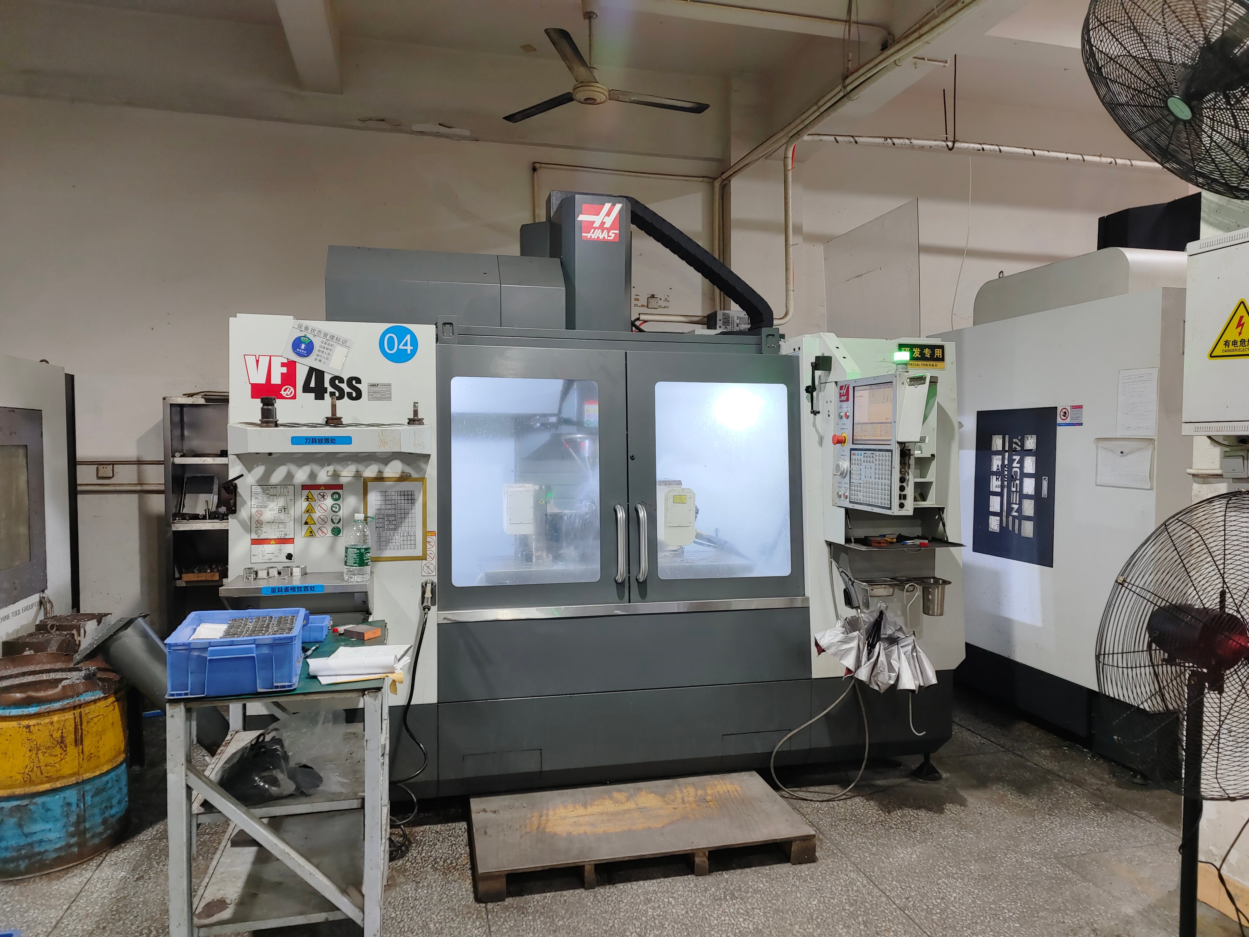 Componentes electrónicos de aluminio anodizado arenado blanco plateado mecanizado por CNC con diseño de ranura para tarjeta perforada 4