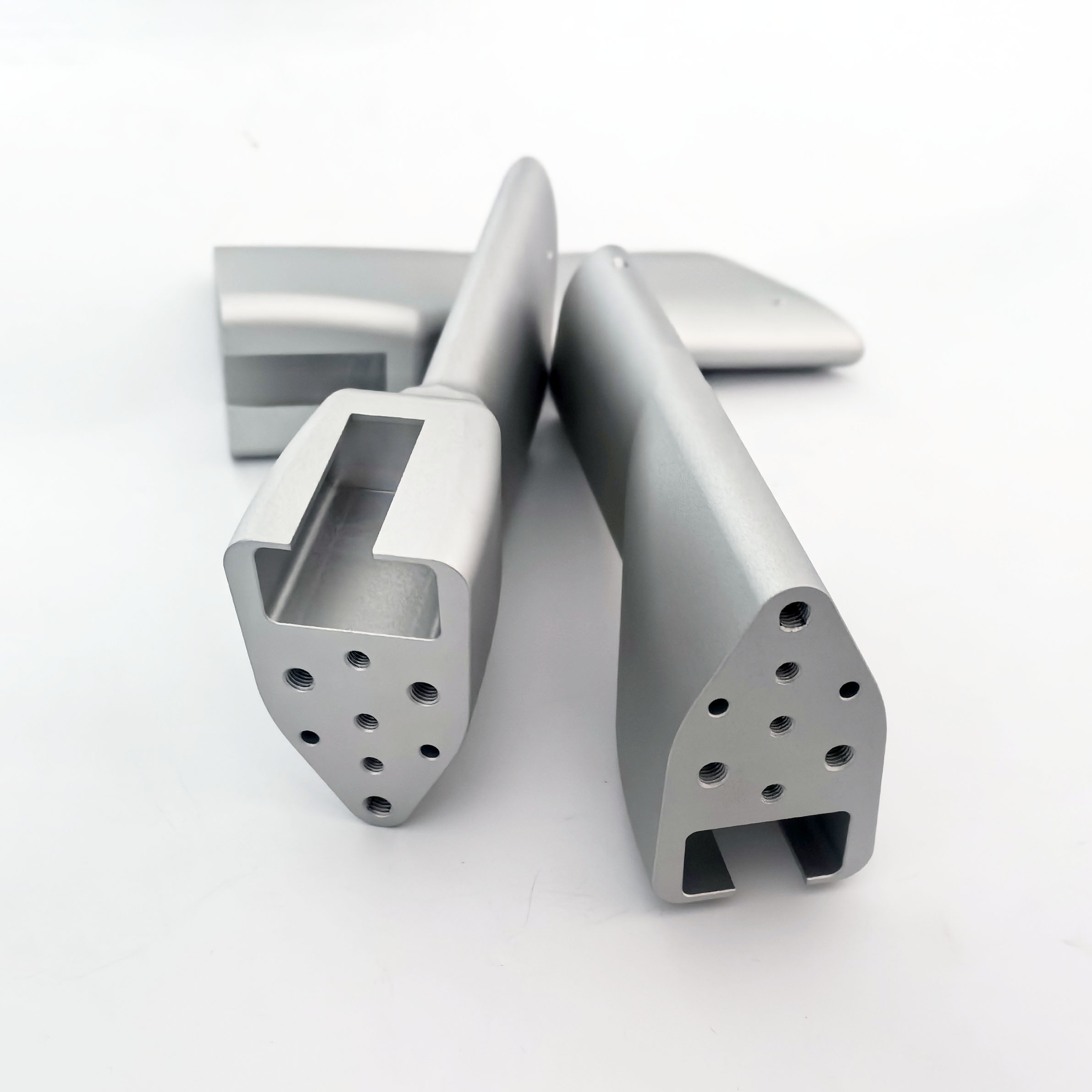 Componentes electrónicos de aluminio anodizado arenado blanco plateado mecanizado por CNC con diseño de ranura para tarjeta perforada 3