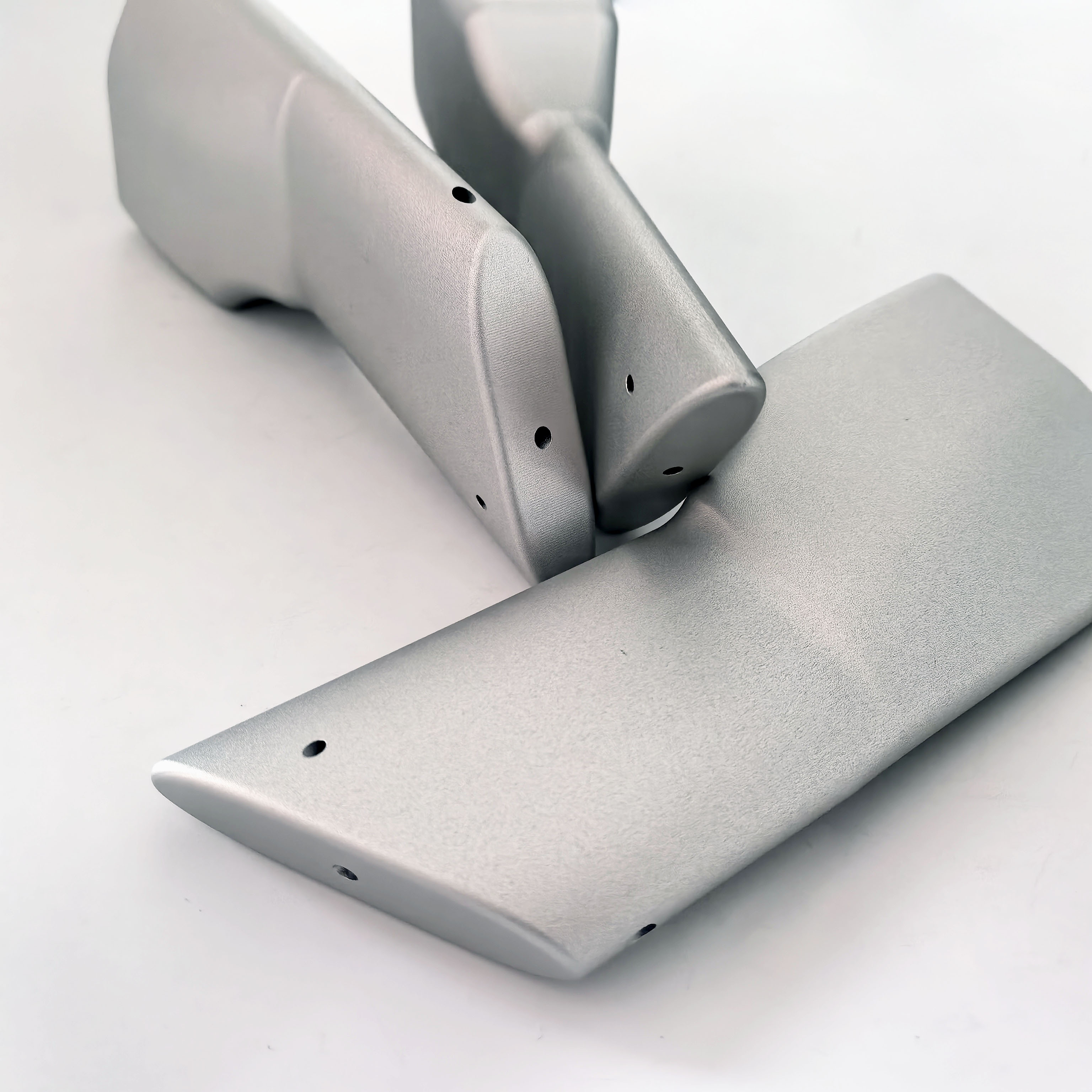 Componentes electrónicos de aluminio anodizado arenado blanco plateado mecanizado por CNC con diseño de ranura para tarjeta perforada 2