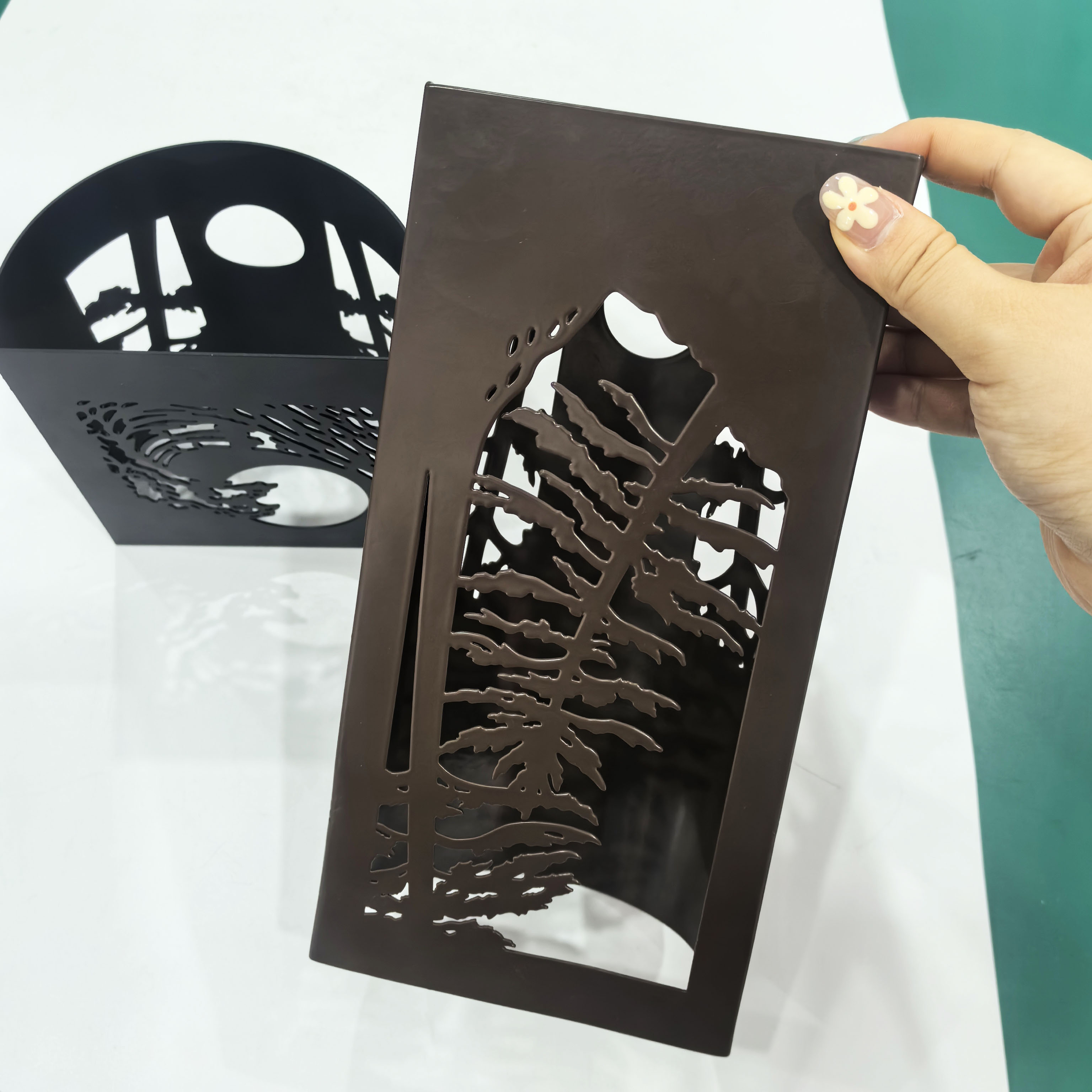 Carcasa metálica personalizada para luz nocturna: servicio de fabricación de chapa metálica con corte láser 1
