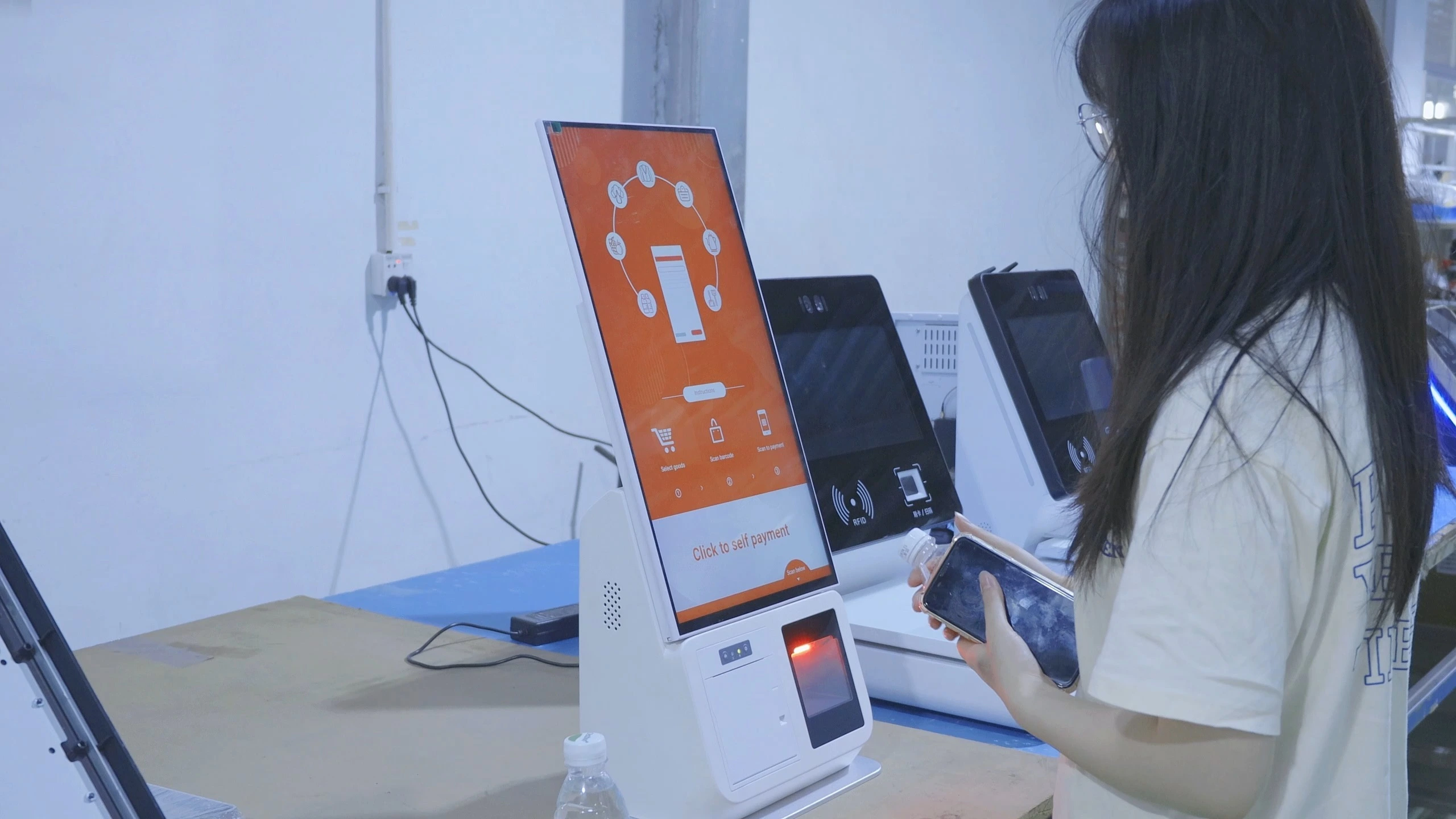 Borne de commande libre-service de bureau de 21,5 pouces pour supermarchés et restaurants 1