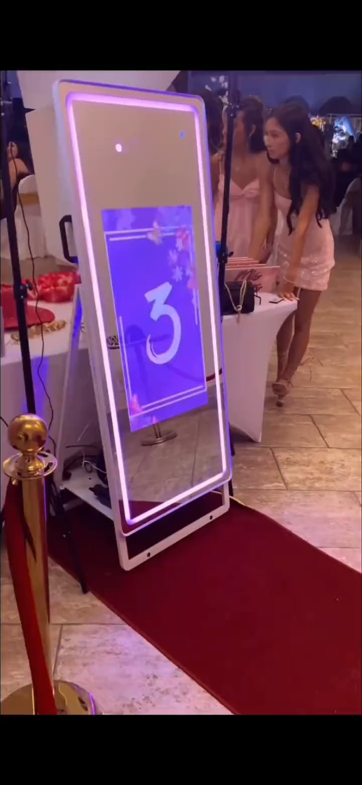 Hochwertige Fotokabine mit Touchscreen-Spiegel für Hochzeiten und Partys: 65-Zoll-Fotokabine mit Touchscreen-Spiegel zu verkaufen 1