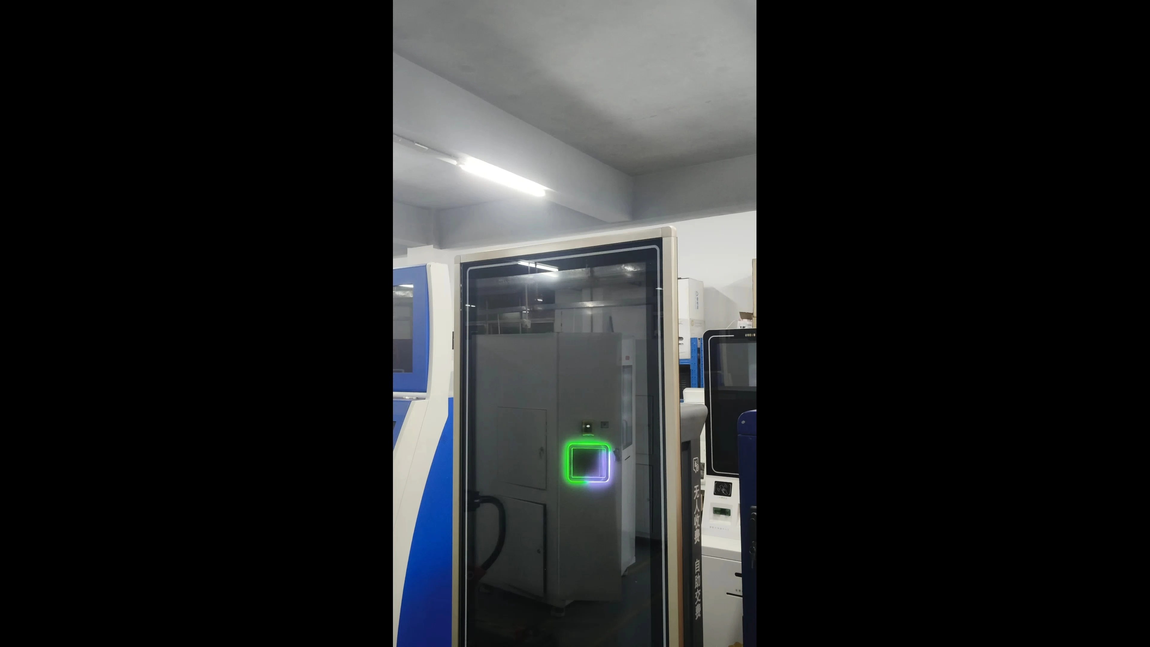 43英寸高效影院自助落地式取票亭 1