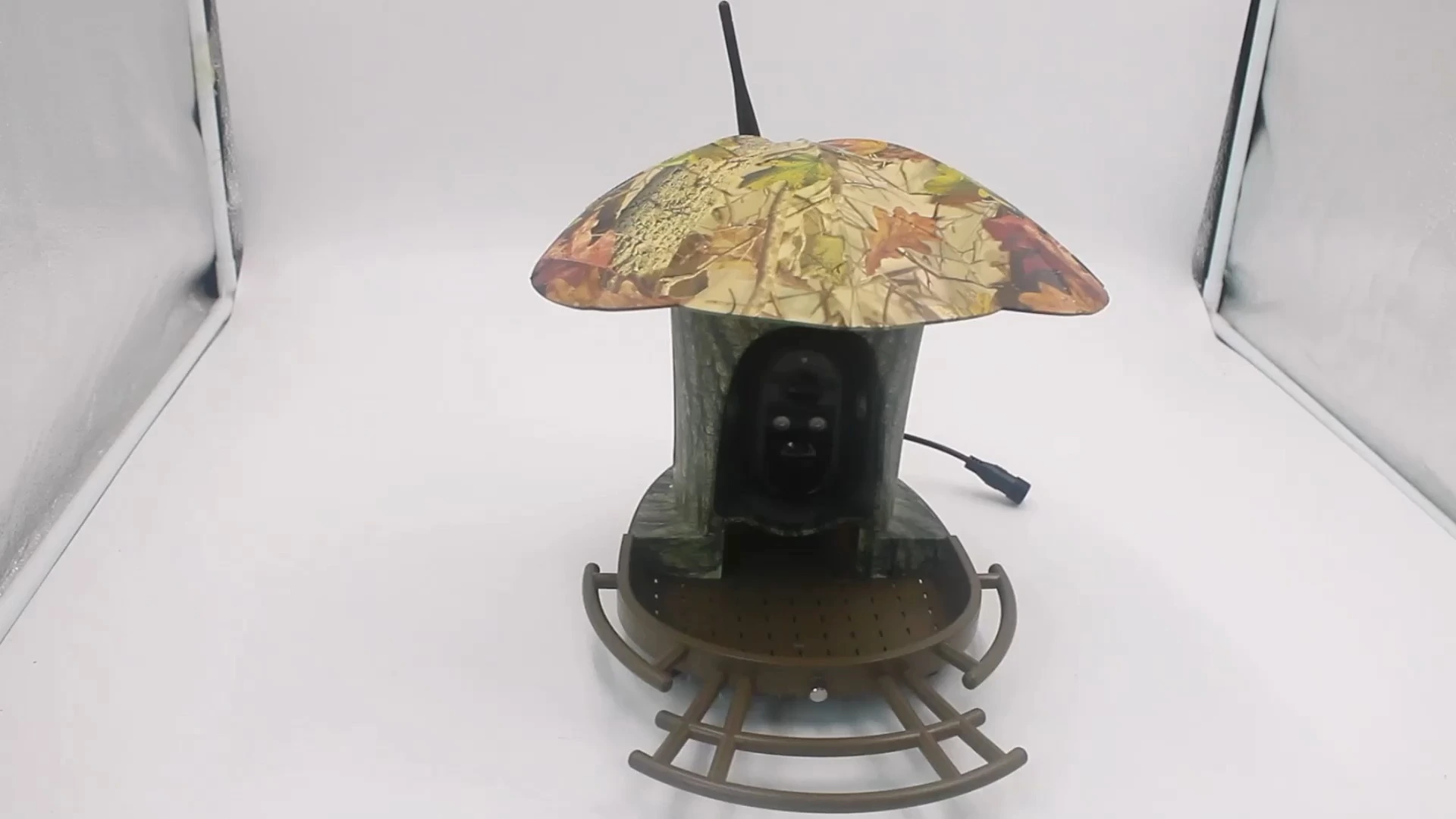 كاميرا شمسية لاسلكية لتغذية الطيور الذكية بالذكاء الاصطناعي 1