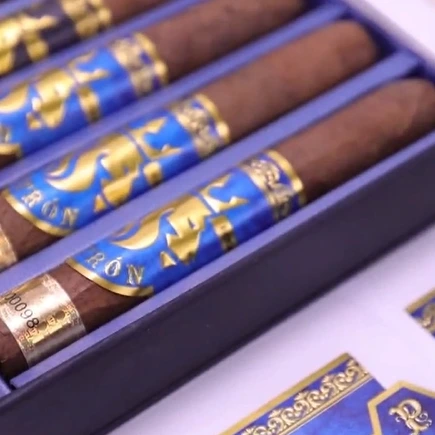 Étiquette de cigare personnalisée de haute qualité avec processus d'estampage en feuille et processus de gaufrage.1727400271478505 1