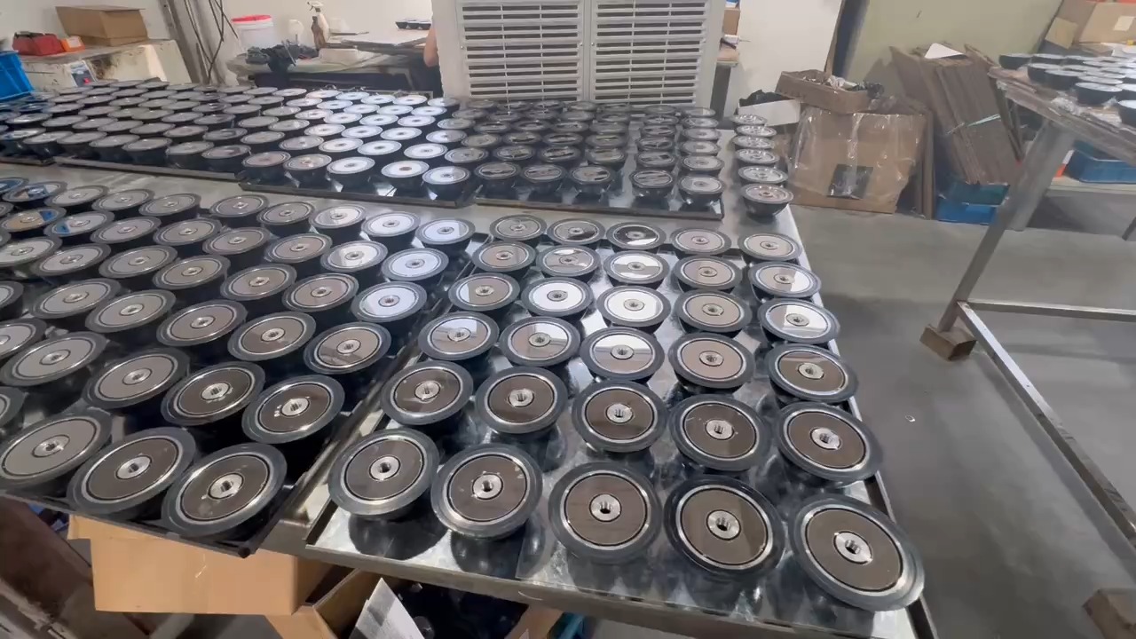Kugelkopf-Hebeanker aus Gummi. Magnetischer Aussparungskörper 1