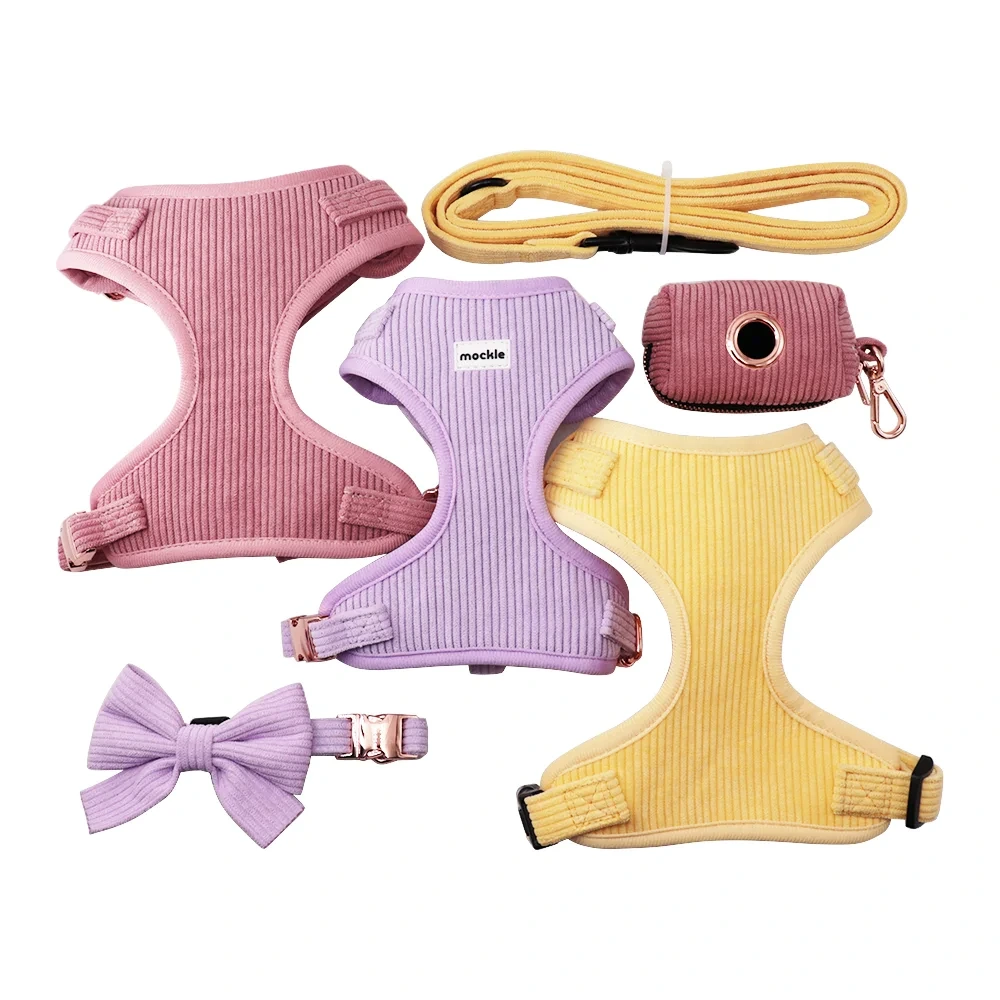 Personnalisé respirant Designer couleur unie réglable personnalisé sans traction colliers de laisse pour animaux de compagnie et harnais en velours côtelé pour chien de compagnie laisse nœud papillon ensemble de sacs à excréments 4 pièces Combo 1