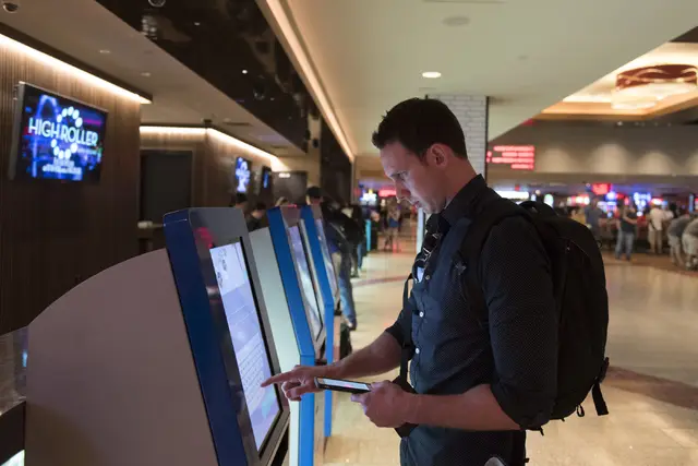Hongzhou hotel self check in machine with card reader in hotel 3