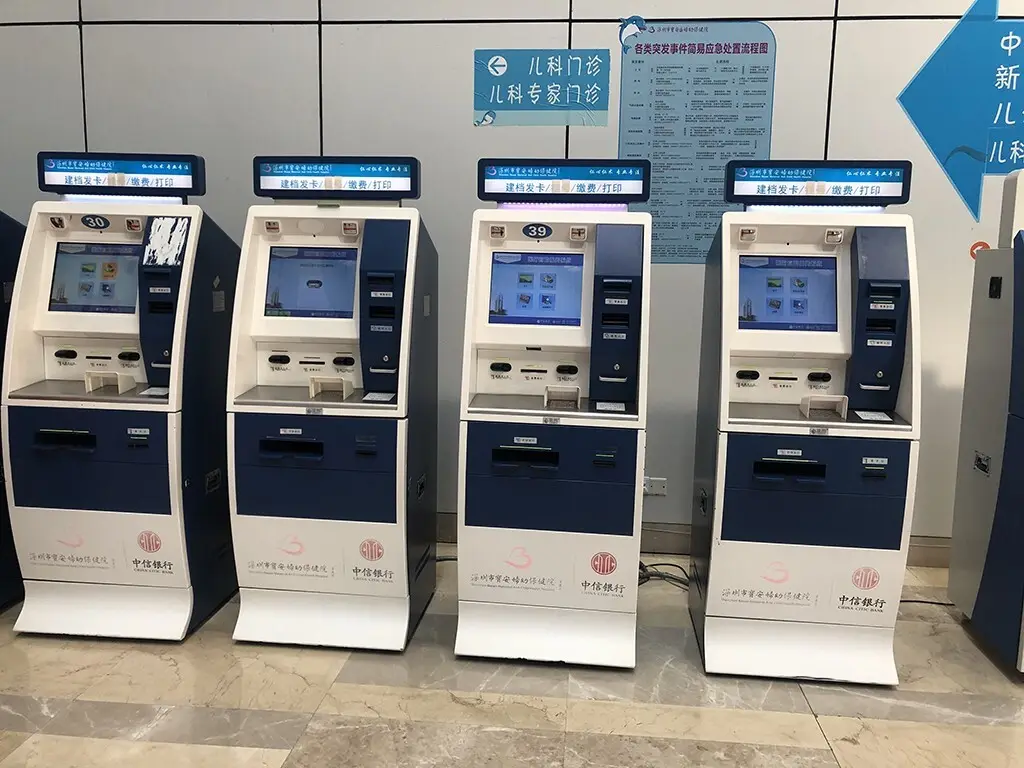 Hongzhou touch screen hospital kiosk factory in hospital 2