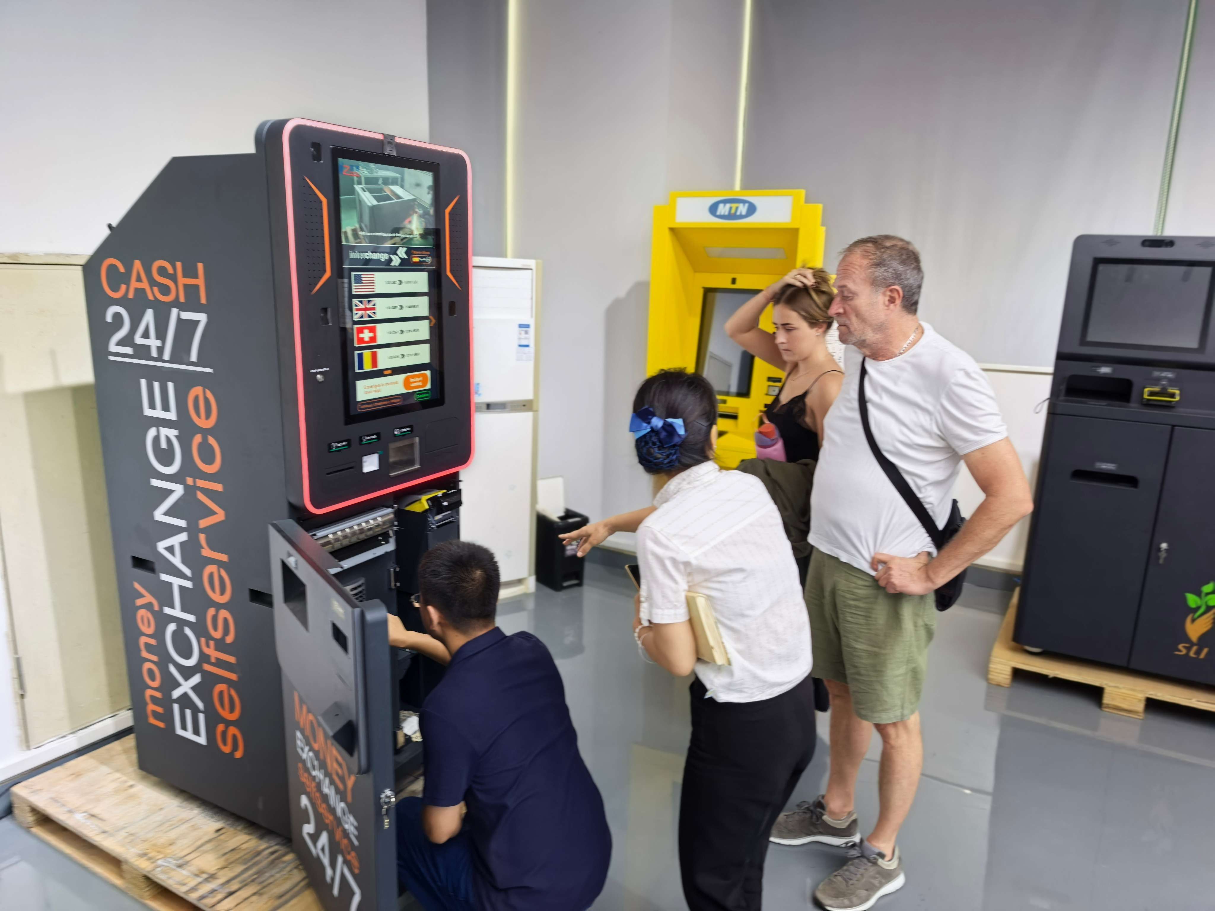 ODM OEM 货币兑换机| 40+ 种货币| 双触摸屏| 鸿洲自助服务终端