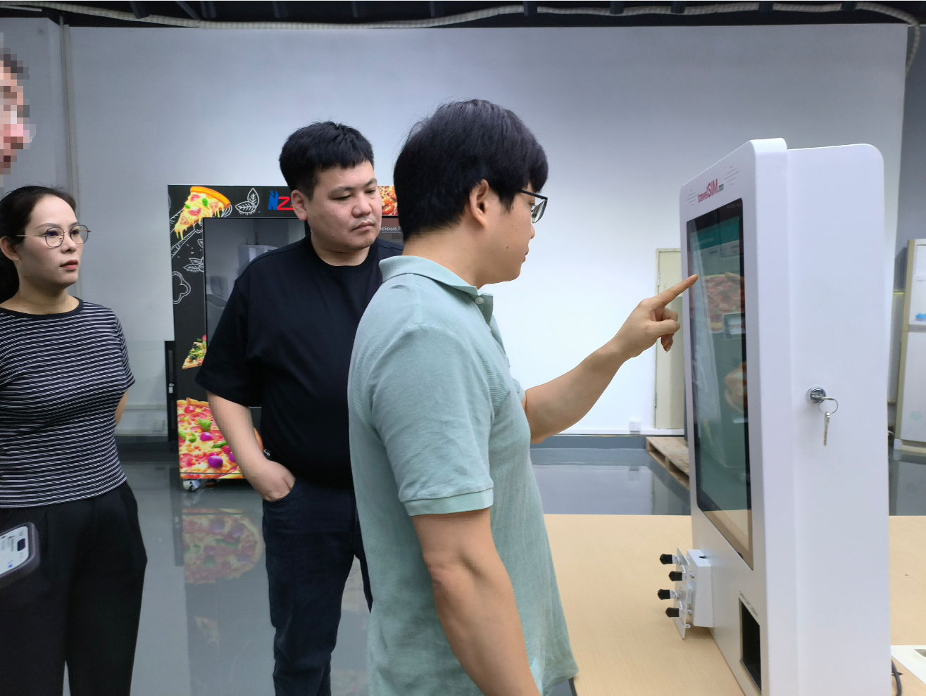 欢迎蒙古客户莅临工厂参观并验收SIM卡自助服务终端| 鸿州自助服务终端