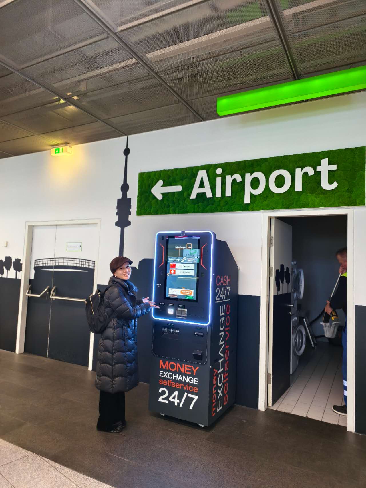 홍저우 팀의 놀라운 경험: 비엔나 공항에서 우리 회사 환전기를 사용해 봤어요! | 홍저우 키오스크