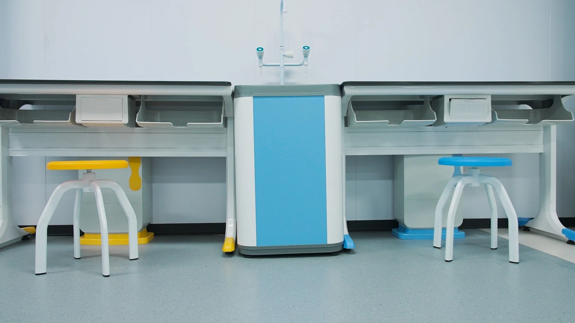 Mesa de laboratório para alunos da escola de fala, física, bioquímica 1