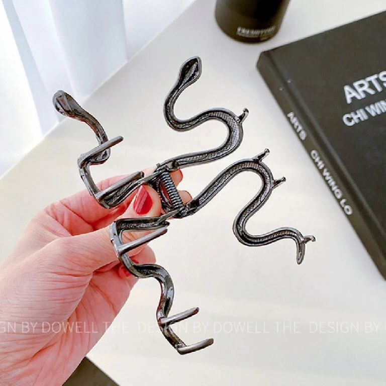 Snake shaped metal hair clip with a cool and cool style, .shark clip with a high-end feel, and curly hair clip hair accessory on the back of the head 1