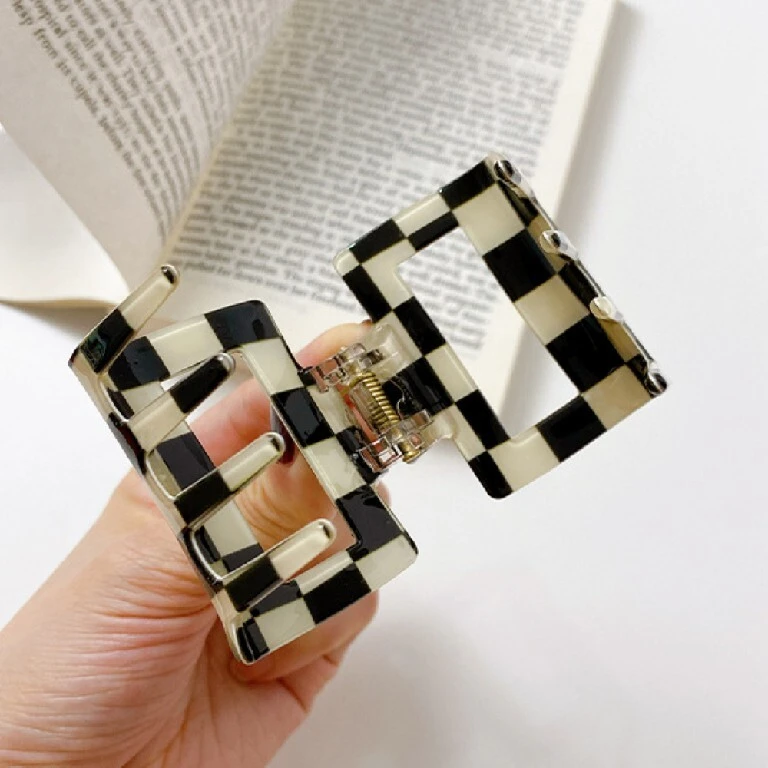PVC material, European and American black and white checkerboard, .square acrylic grab clip, women's checkered pattern, back of head spoon, coile 1