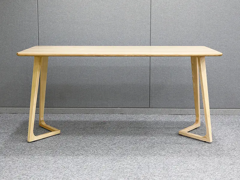 Table de salle à manger d'hôtel en bois massif GCON M-EMO-08 avec pieds en forme de V 1