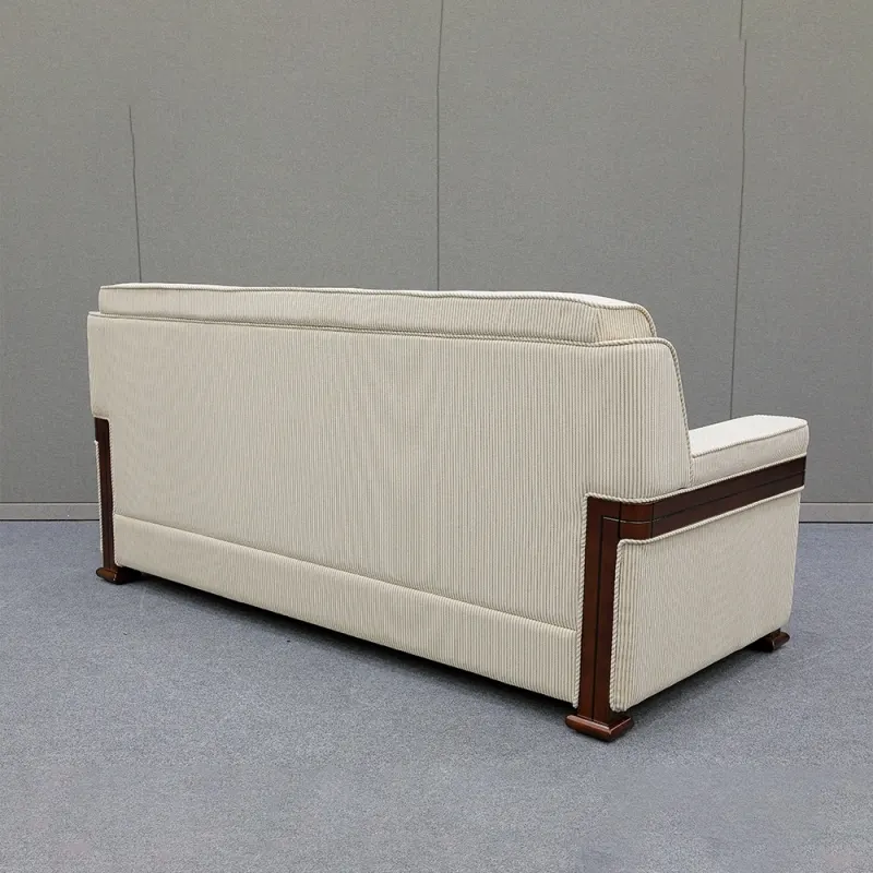 The art behind the conference table: environmentally friendly, refined and convenient