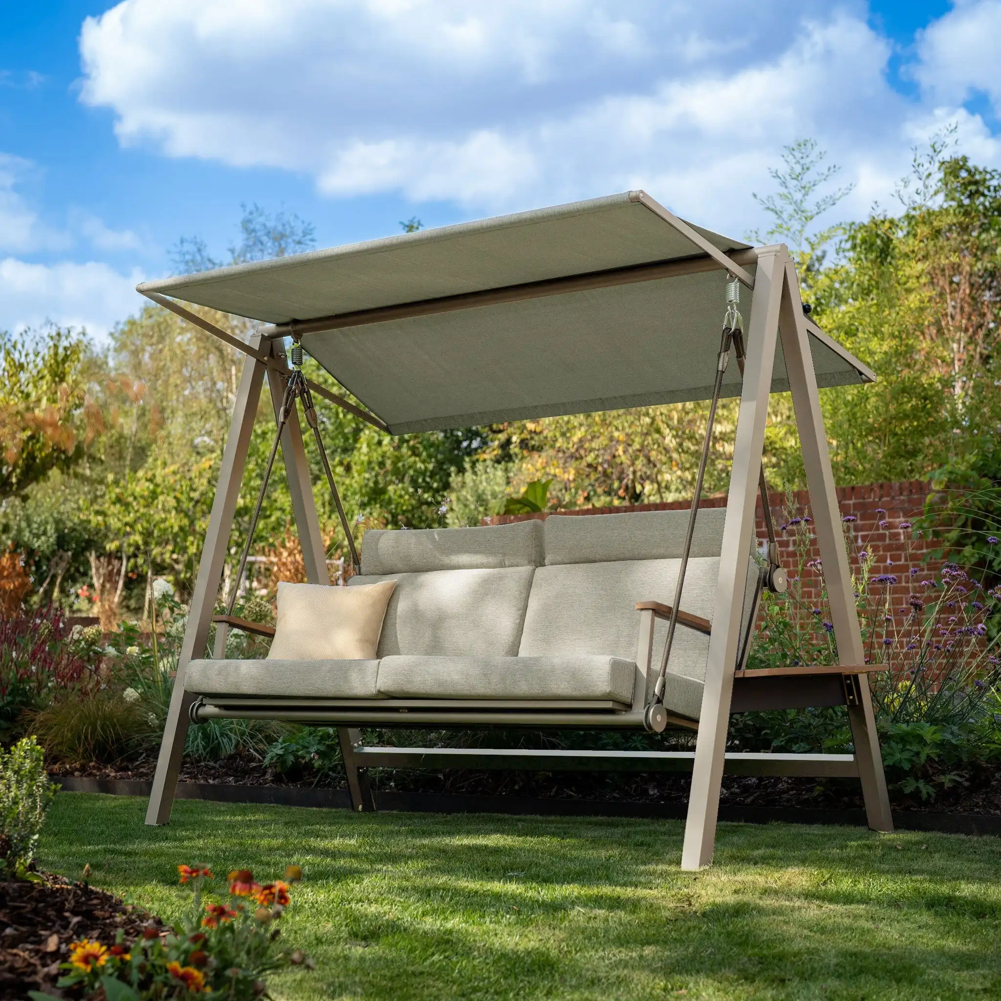Balançoire de Jardin Suspendue en Métal 3 Places Fassold Extérieur 3 Personnes avec Coussin Amovible et Auvent Convertible Balançoire de Patio 1