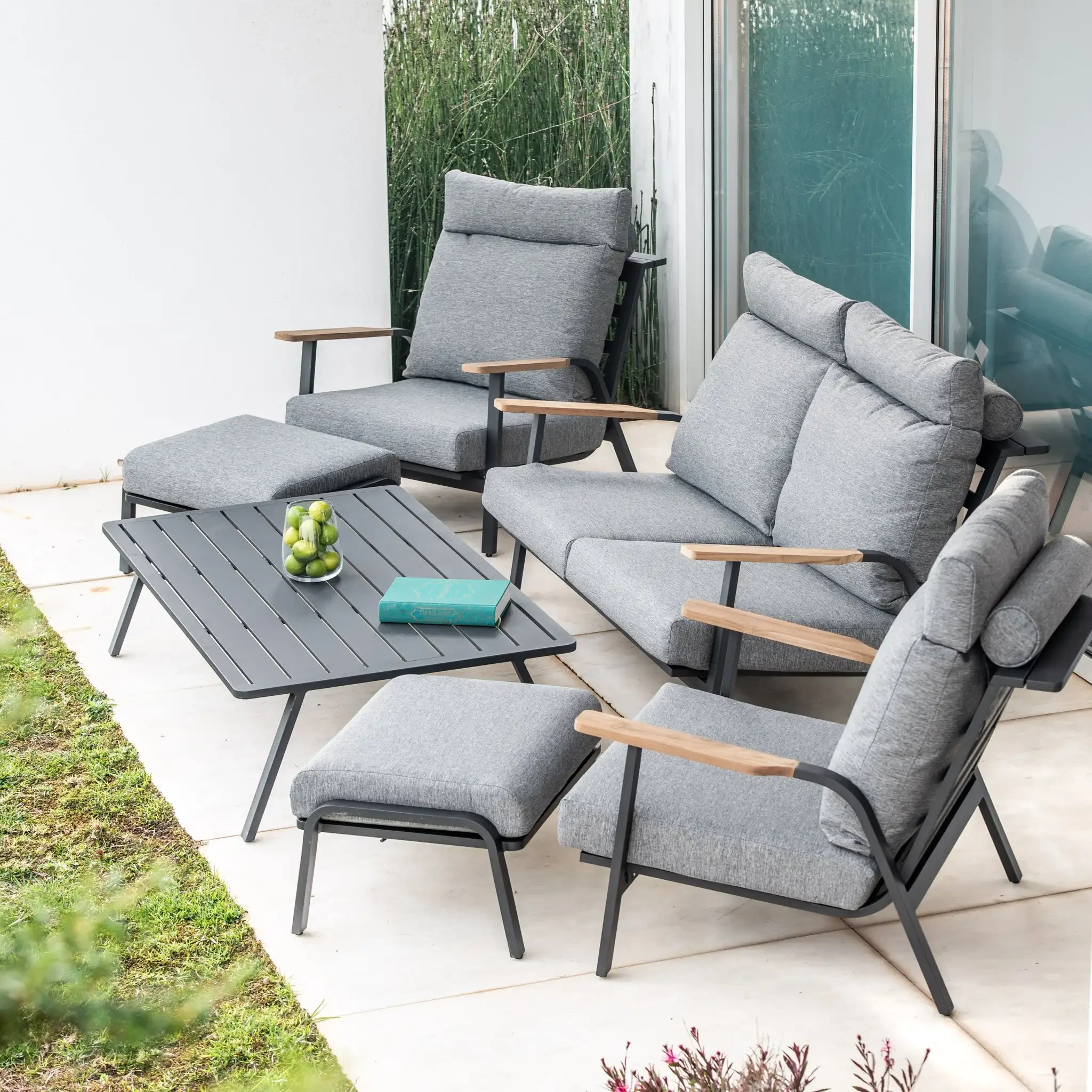 Ensembles de Conversation en métal extérieur de salon en aluminium de luxe de meubles de Patio avec l'ensemble de Sofa de teck de jardin de Table d'extrémité avec des poufs 1