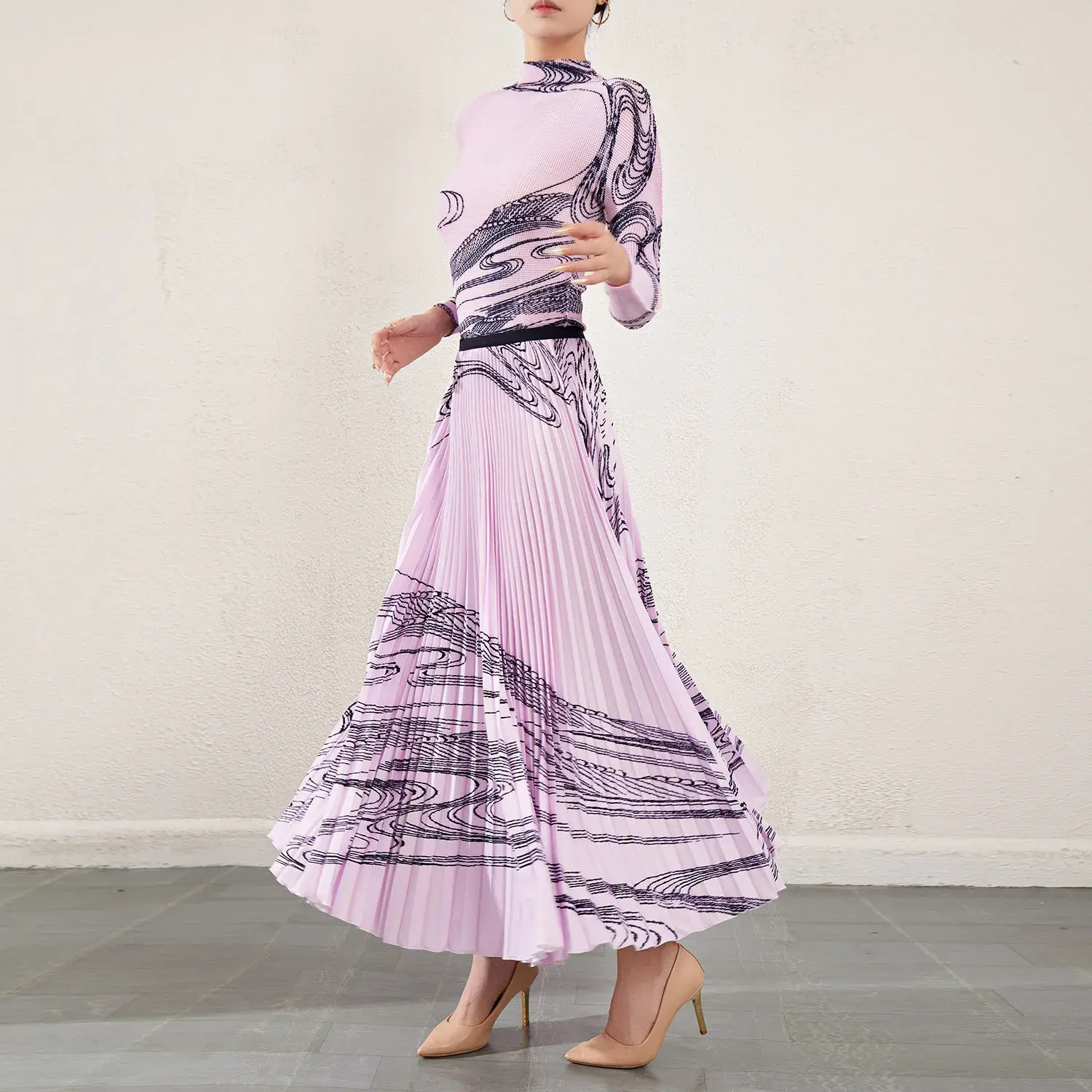 Timeless Elegance: Embracing The White Pleated Skirt Trend 1