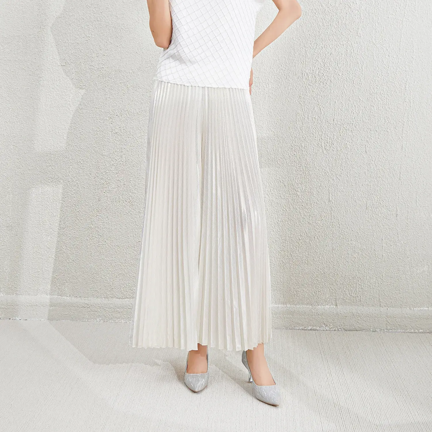 Stylish And Versatile: The Appeal Of Women's Pleated Pants 1