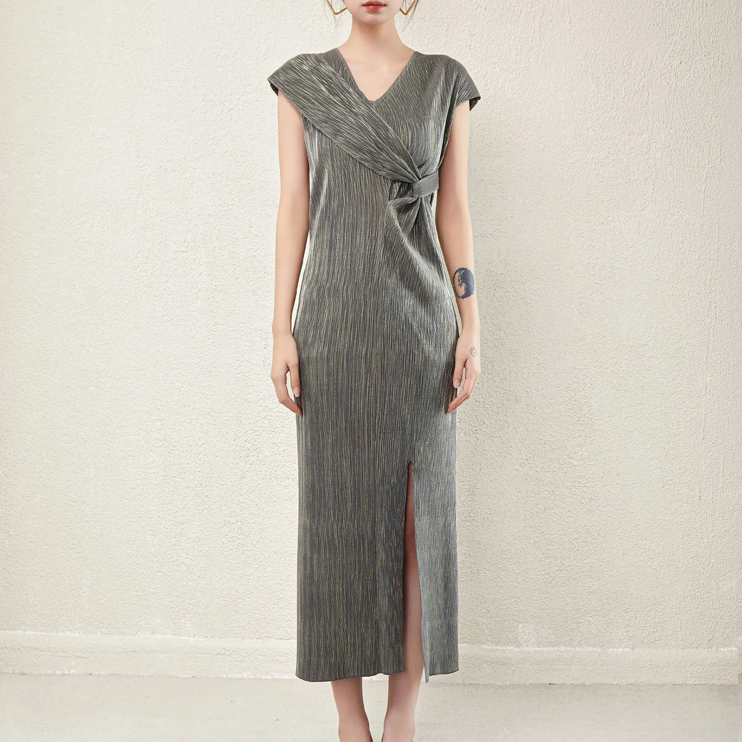 2024 High Quality Miyake Pleated V-neck Dress New Belt Design Elegant Women's Fashion Dress Women's Clothing 1