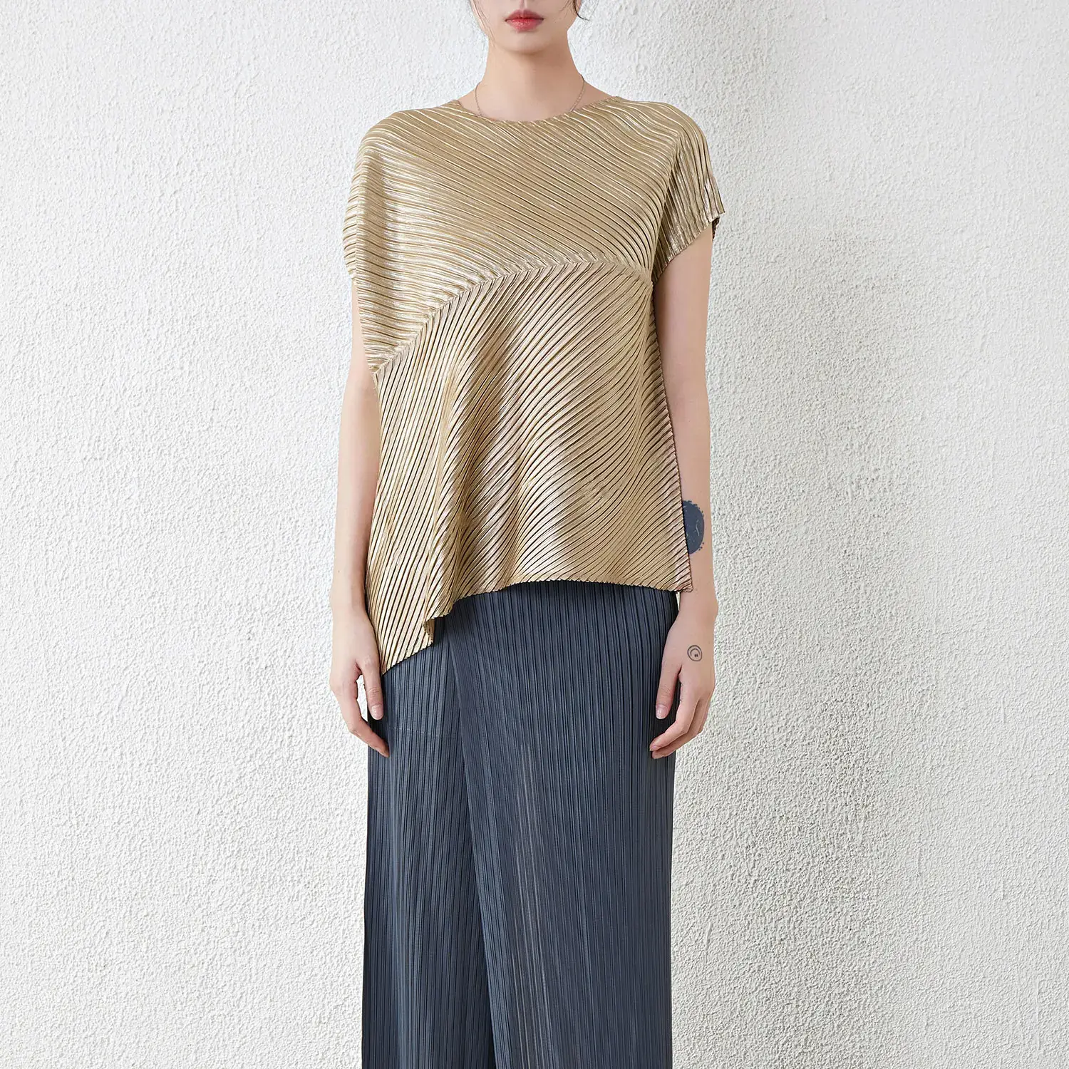 Chic And Stylish: The Best Pleated Tops For Women 1