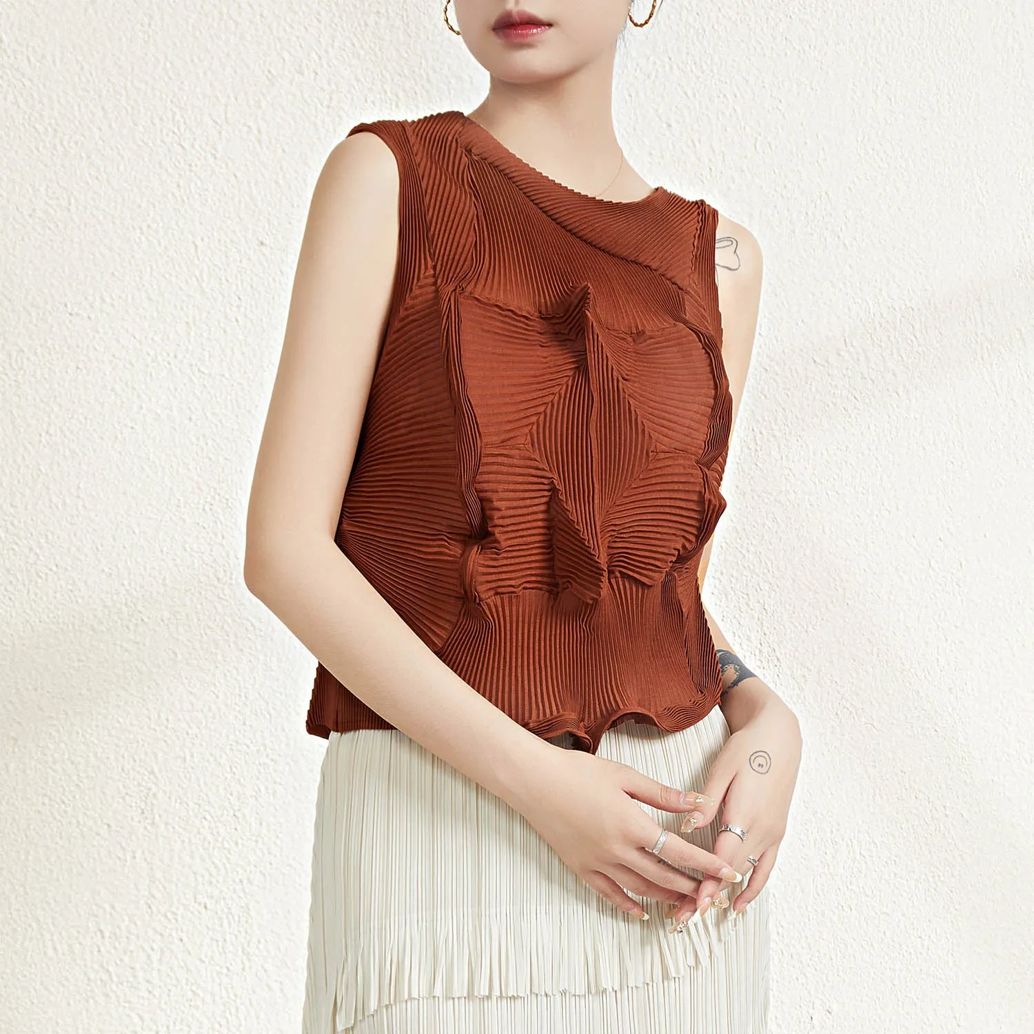 2023 New Miyake Woman Tops Fashionable Pleated Tank Top Women High Quality Pleated T-shirt 1