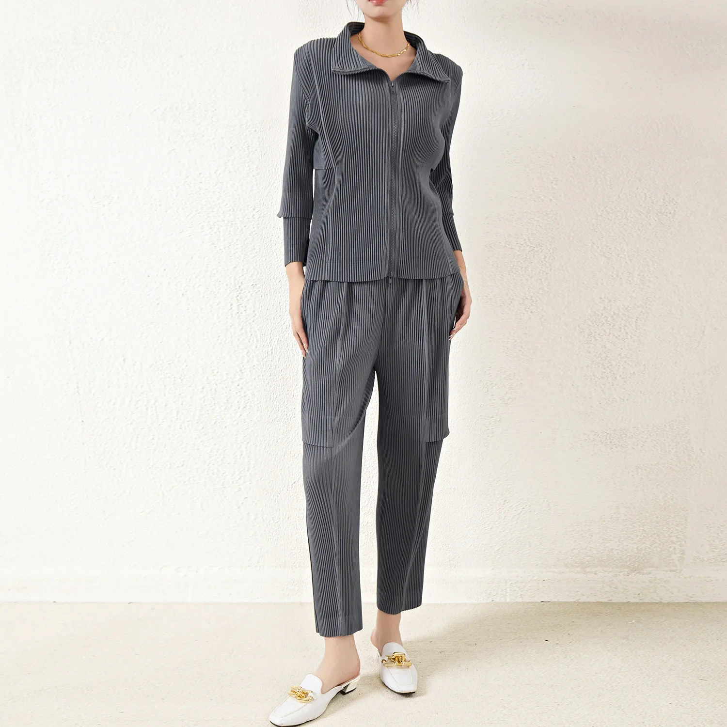 Miyake Kleidung Neueste Anzug Lose Gefaltetes Hemd Plissee Gerade Hosen Damenmode Casual Sport Zwei-stück Set 1