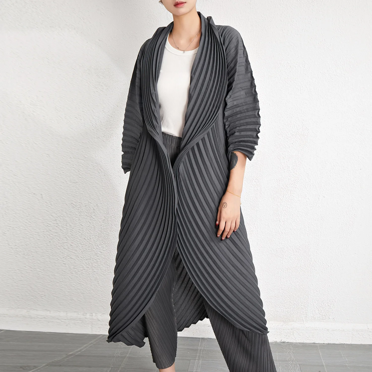 Trench-Coat de Style japonais irrégulier pour femmes, coupe ample, avec col ouvert sur le devant et manteau à plis Miyake, nouvelle collection printemps 2023 1