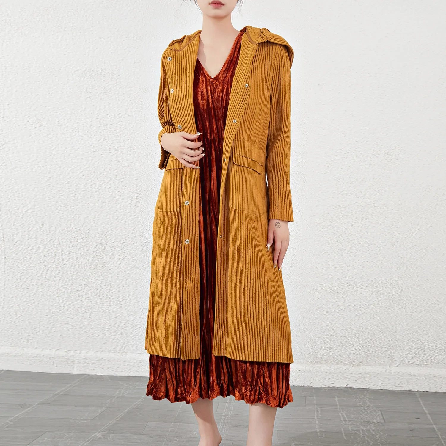 2023 herbst/winter frauen Mit Kapuze Dicken Miyake Plissee Mid-länge Mantel Einfarbig Geprägte Taille Cinching Warme mäntel Lange 1