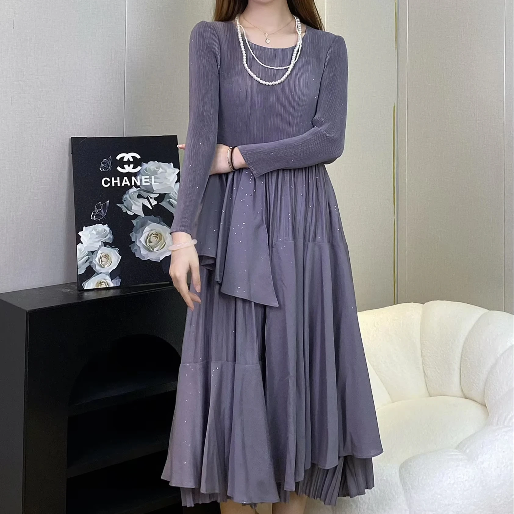 Diamond Decorations 2024 Hot Selling Ladies Casual Dress Stretch Loose Round Neck Long Sleeve Pleated Cake Dress 1