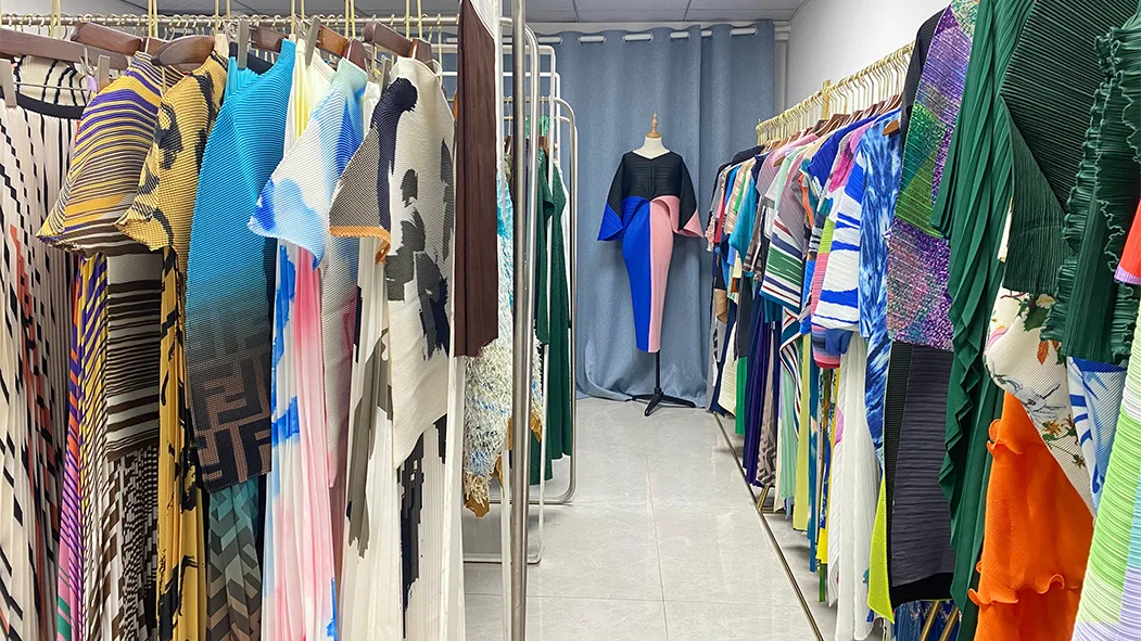 OEM <000000> ODM Hersteller von Faltenhosen | Benutzerdefiniert <000000> Großhandel Hochwertige Damenmode in Übergröße aus goldenem Samt, Freizeithose für Damen, hohe Taille, Hose mit weitem Bein, Faltenhose 8
