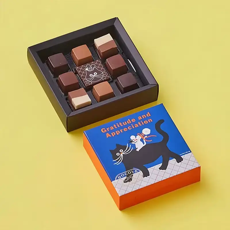 علب شوكولاتة منزلية الصنع مربعة الشكل قابلة لإعادة التدوير، مصنوعة من ورق مقوى مغلف بطبقة لامعة غير لامعة، بتصميم مستوحى من السماء والأرض، مناسبة للطعام. 1