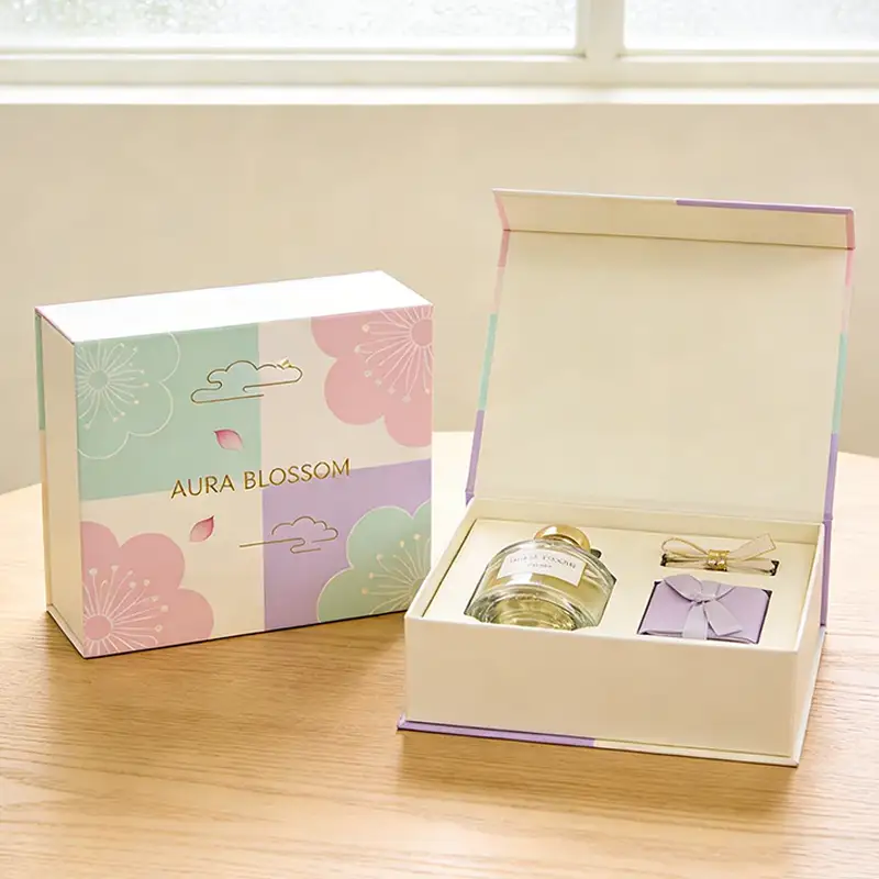 علبة فاخرة للعطور ومستحضرات التجميل، بإغلاق مغناطيسي متين، وشعار مطبوع حسب الطلب، وطلاء مقاوم للأشعة فوق البنفسجية، وبطانة إسفنجية، لتوفير أقصى حماية. 1