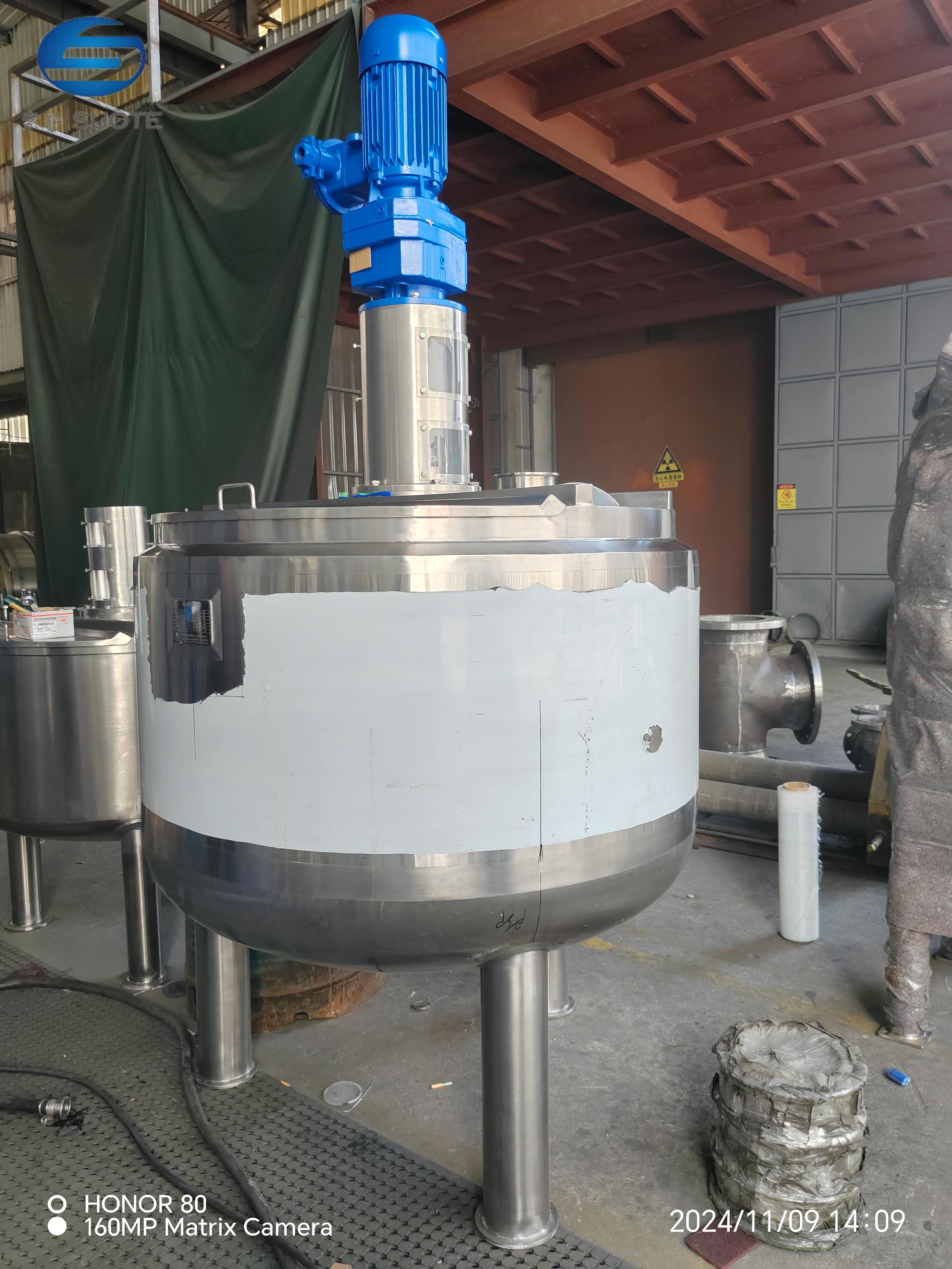Les cuves de mélange isolées sont des équipements essentiels dans les processus industriels pour mélanger efficacement divers composants ou substances. Ces réservoirs sont souvent utilisés dans des industries telles que les produits pharmaceutiques, les aliments et boissons, les produits chimiques et les cosmétiques. Les cuves de mélange sont conçues pour gérer différents