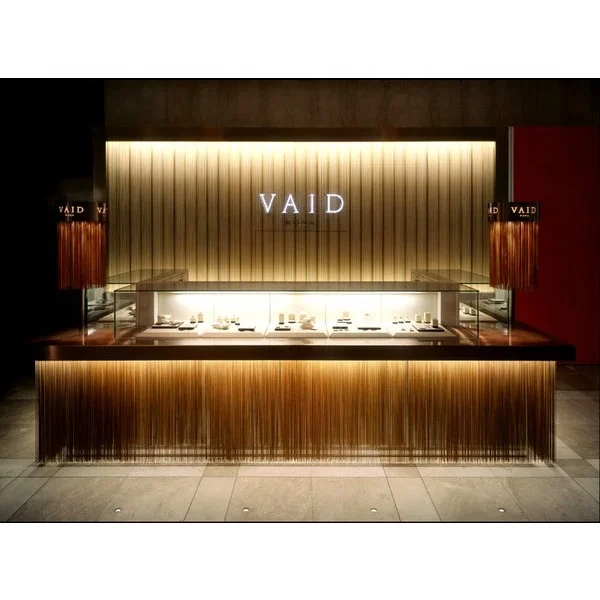 Suporte de exposição de joias de luxo com estrutura de metal dourado, vitrine moderna para loja de joias 1