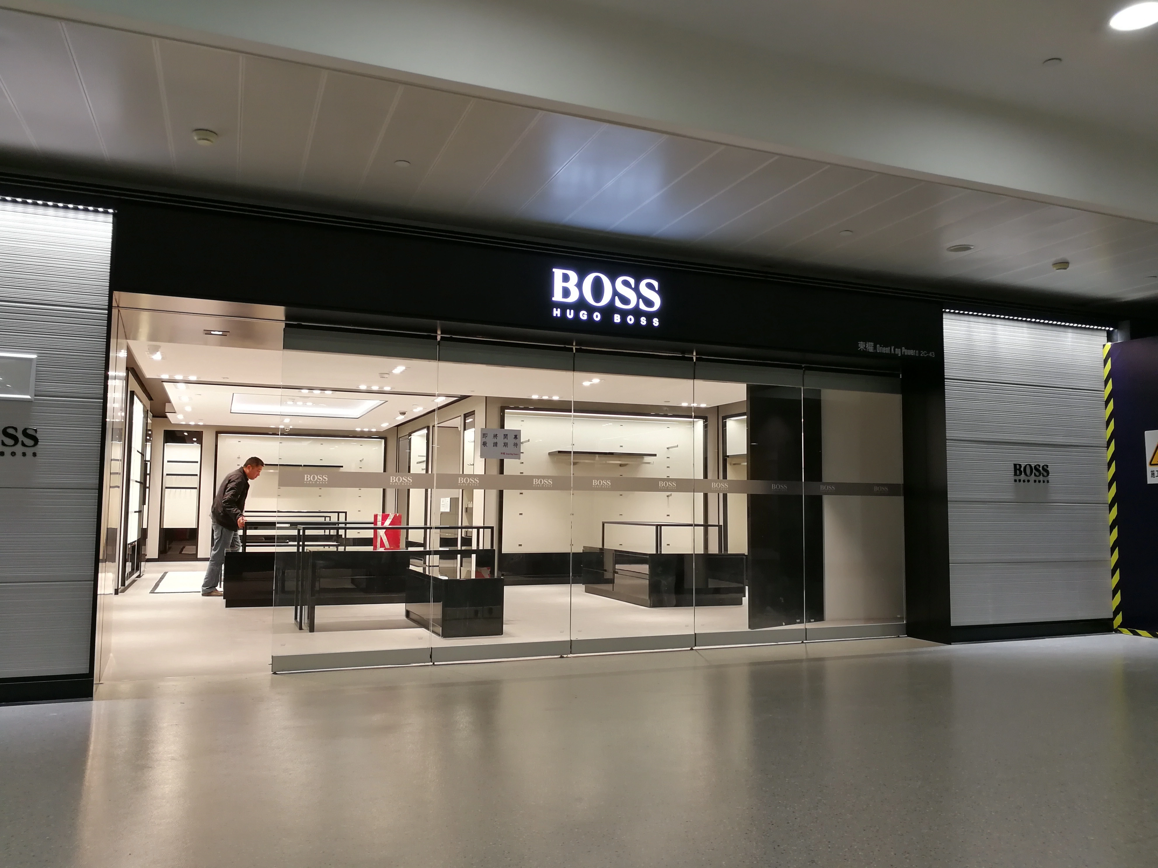 Projeto de exibição do interior da loja principal de roupas masculinas do aeroporto & 1