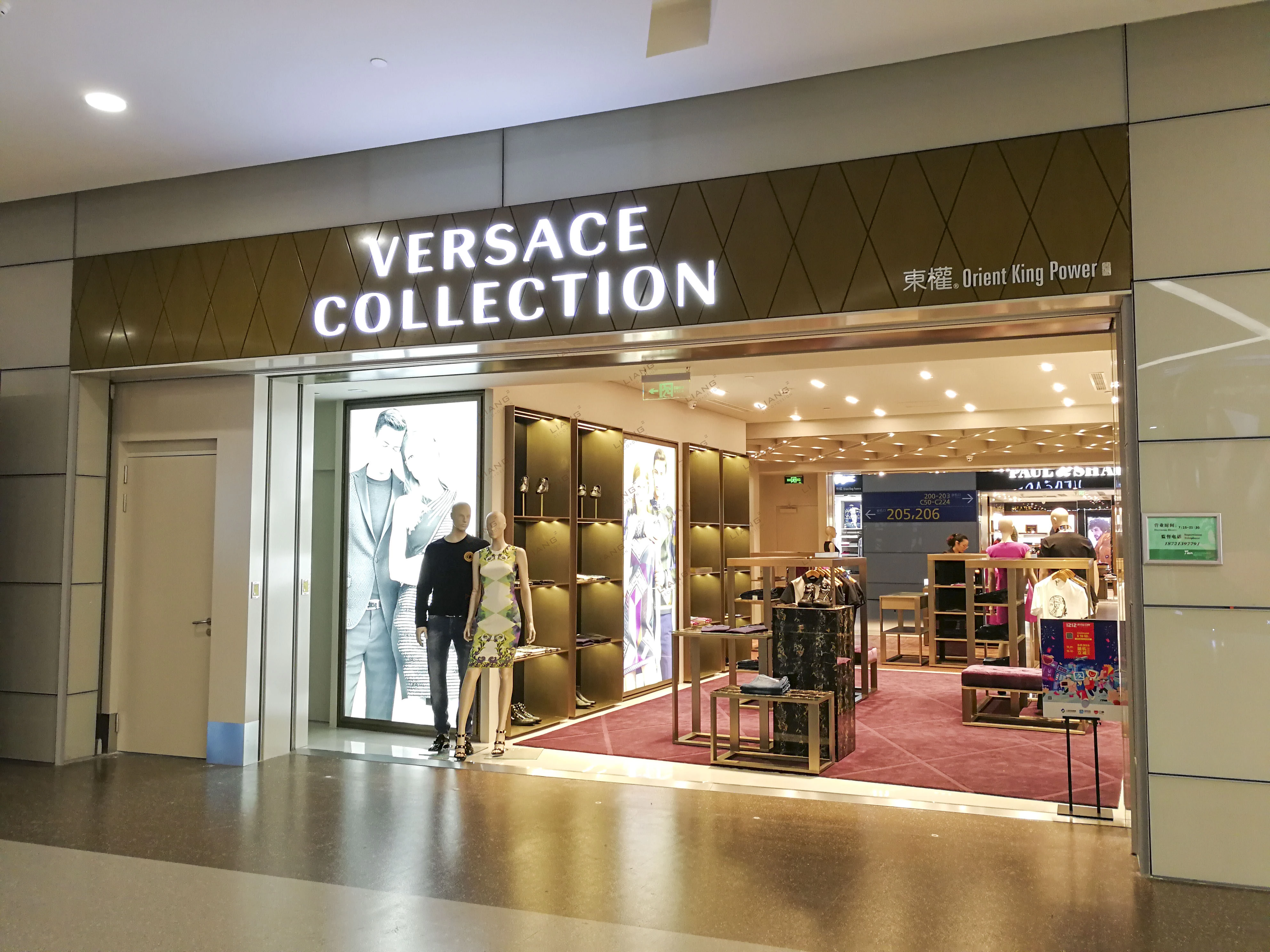 Tienda insignia de ropa masculina de lujo: diseño de espacio comercial a medida & Equipamiento 1