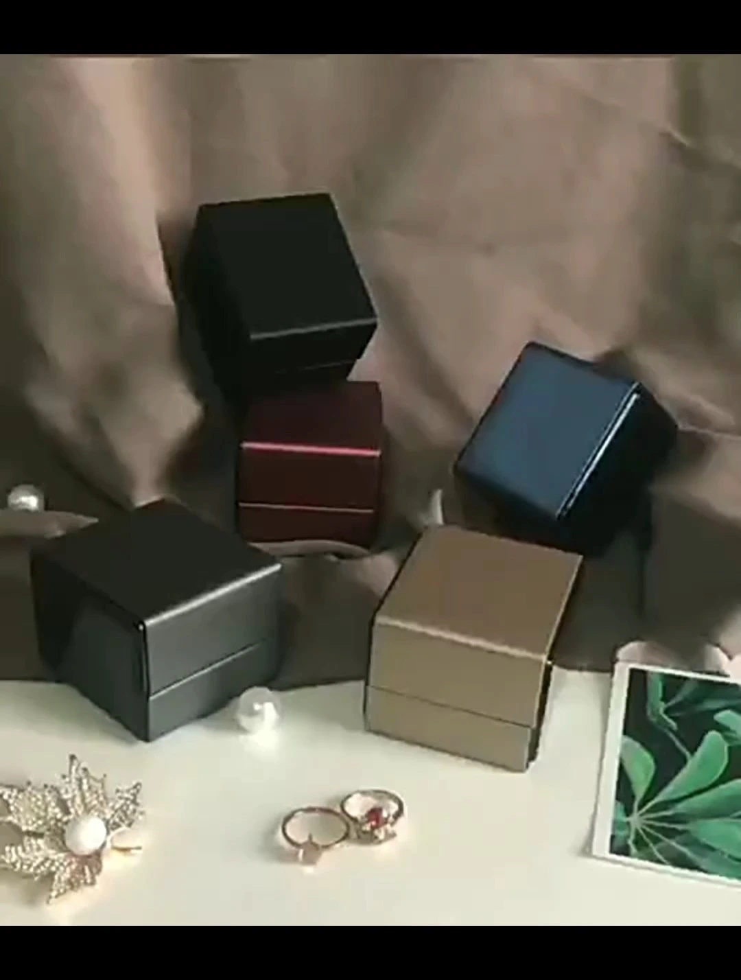 Creative LED light brushed leather jewelry box necklace earrings bracelet bracelet jewelry gift box 1